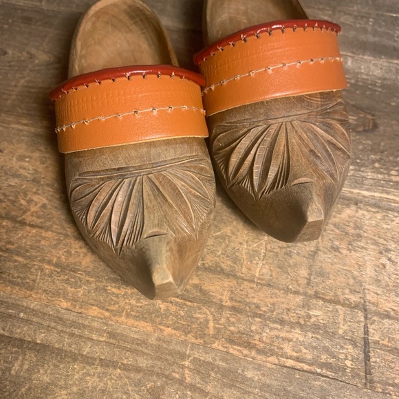 Vintage hand-carved miniature shoes with leather trim / charming decor - Picture 3 of 6